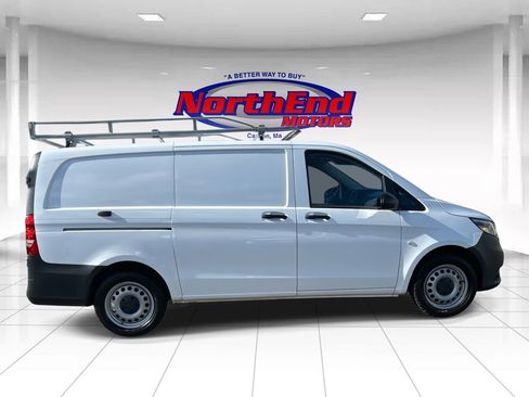 Used 2023 Mercedes-Benz Metris image 2