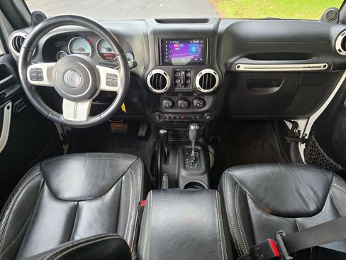 Used 2014 Jeep Wrangler Unlimited Sahara image 17