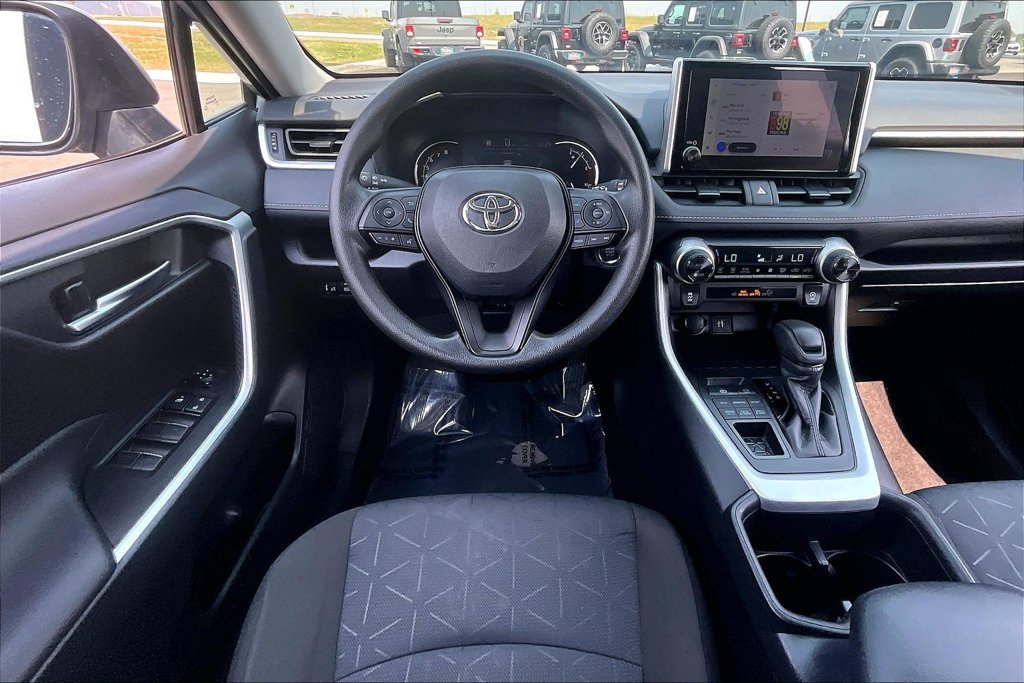 Used 2025 Toyota RAV4 XLE AWD/4WD image 5