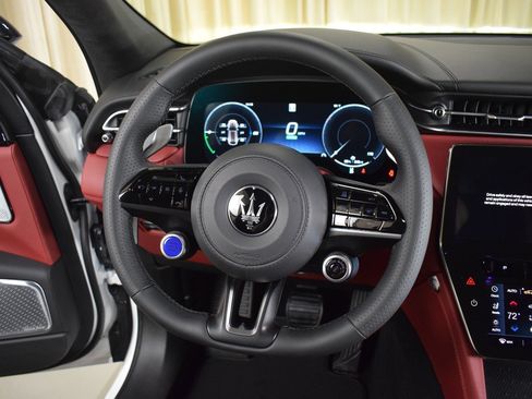 New 2025 Maserati Grecale Folgore image 27