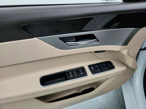 Used 2020 Jaguar XF Prestige image 22