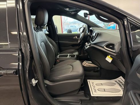 New 2026 Chrysler Pacifica Select w/ S Appearance Package image 28