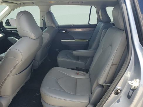 Used 2022 Toyota Highlander Platinum FWD image 10