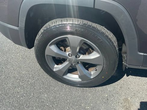 Used 2019 Jeep Cherokee Limited AWD/4WD image 5