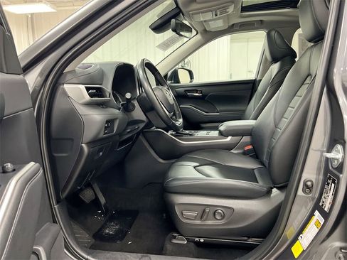 Used 2024 Toyota Highlander XLE image 19