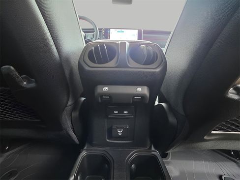 Used 2024 Jeep Gladiator Rubicon w/ Technology Group image 10