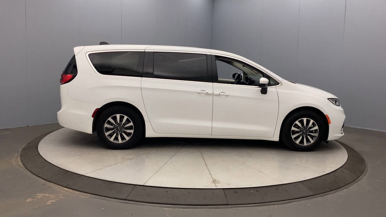 Used 2023 Chrysler Pacifica Touring-L FWD image 6