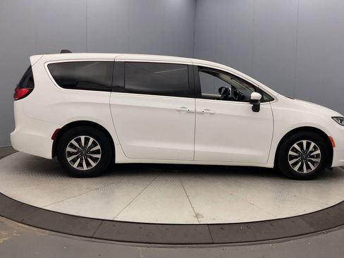 Used 2023 Chrysler Pacifica Touring-L FWD image 6