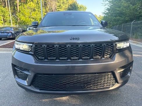 Used 2024 Jeep Grand Cherokee Altitude AWD/4WD image 10