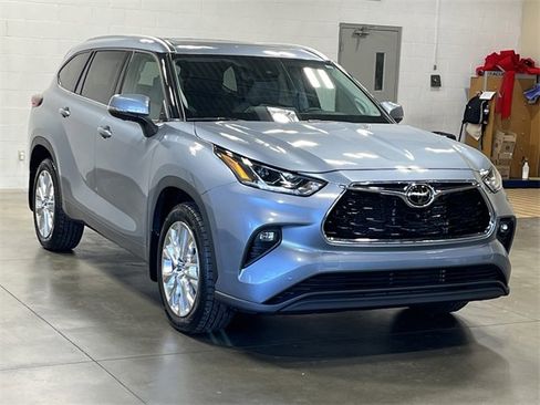 Used 2023 Toyota Highlander Limited image 3