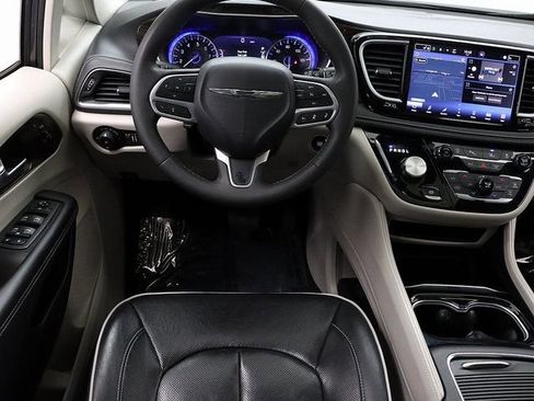 Used 2023 Chrysler Pacifica Limited FWD image 16