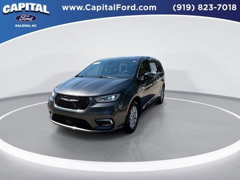 Used 2023 Chrysler Pacifica Touring-L FWD image 4