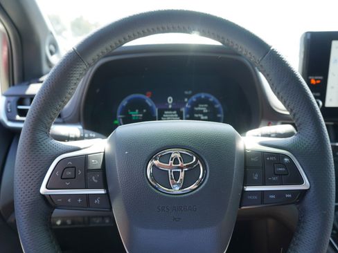 Used 2025 Toyota Sienna Platinum AWD/4WD image 31