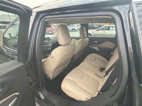 Used 2018 Jeep Cherokee Latitude w/ North All-Season Group AWD/4WD image 10