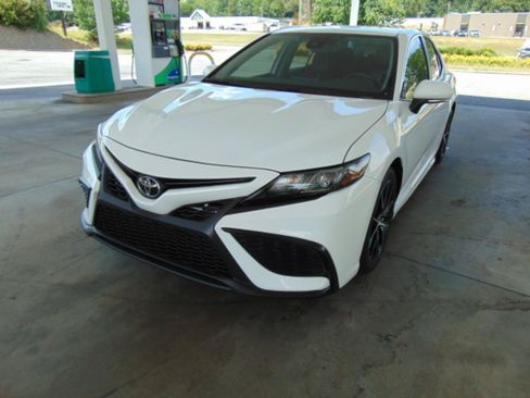 Used 2022 Toyota Camry SE FWD image 3
