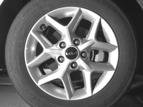 Used 2025 Kia Soul LX w/ LX Technology Package FWD image 13