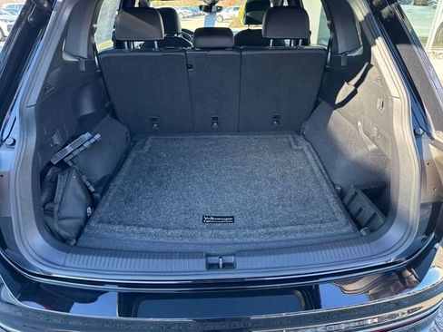 Certified 2022 Volkswagen Tiguan SEL R-Line image 33