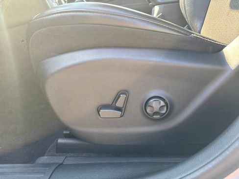 Used 2019 Jeep Cherokee Latitude Plus w/ Cold Weather Group AWD/4WD image 14