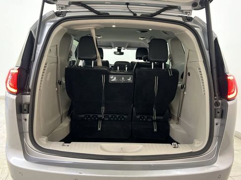 Used 2019 Chrysler Pacifica Touring-L image 25