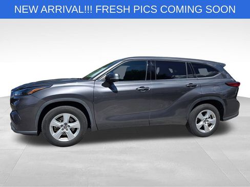 Used 2022 Toyota Highlander LE FWD image 3