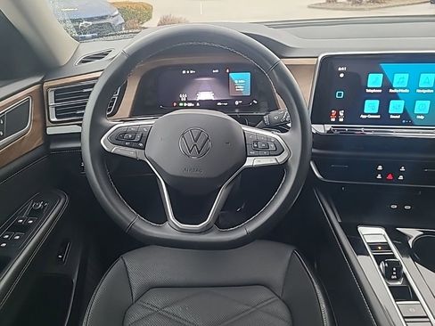 Used 2025 Volkswagen Atlas SE AWD/4WD image 14