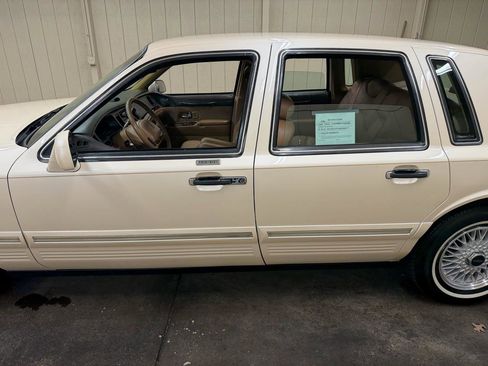 Used 1996 Lincoln Town Car Signature image 22