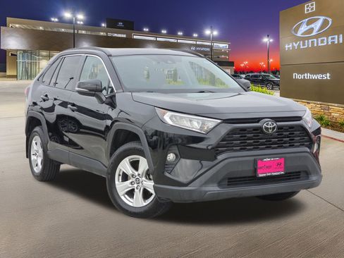 Used 2020 Toyota RAV4 XLE w/ Carpet Mat Package image 3