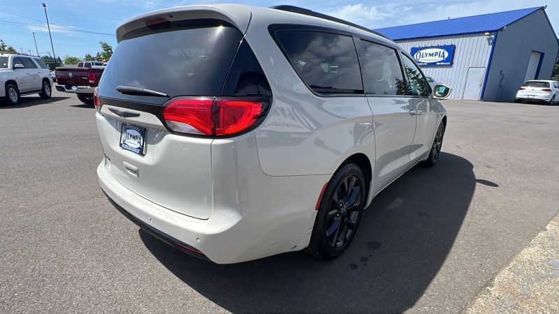 Used 2019 Chrysler Pacifica Touring-L w/ S Appearance Package FWD image 9