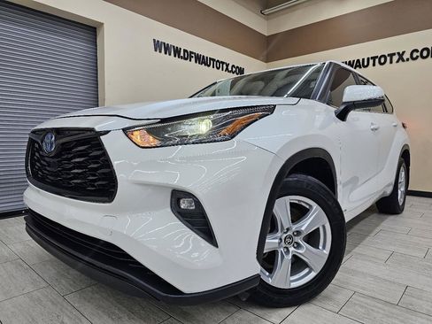 Used 2023 Toyota Highlander LE image 1