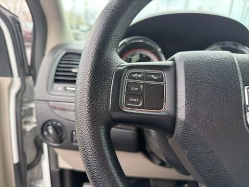 Used 2018 Dodge Grand Caravan SE w/ UConnect Hands-Free Group FWD image 18