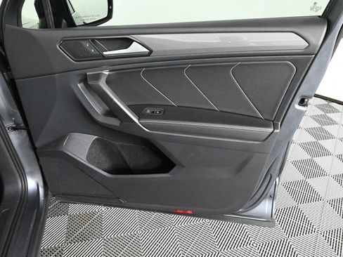 Certified 2022 Volkswagen Tiguan SE w/ Panoramic Sunroof Package FWD image 11