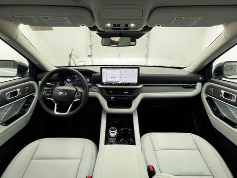 New 2026 Ford Explorer Platinum image 2