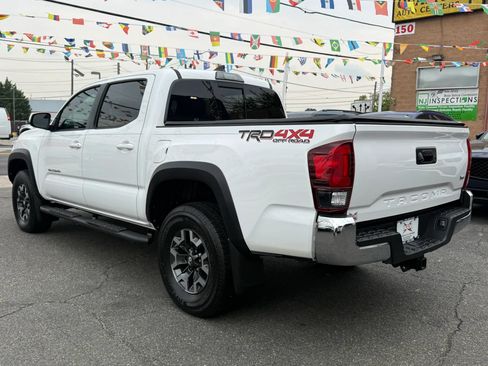 Used 2018 Toyota Tacoma TRD Off-Road AWD/4WD image 4