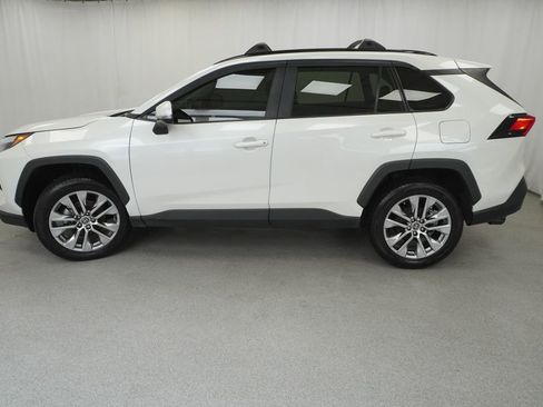 Used 2022 Toyota RAV4 XLE Premium image 15