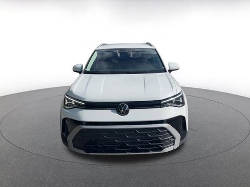 Used 2025 Volkswagen Taos SE image 3