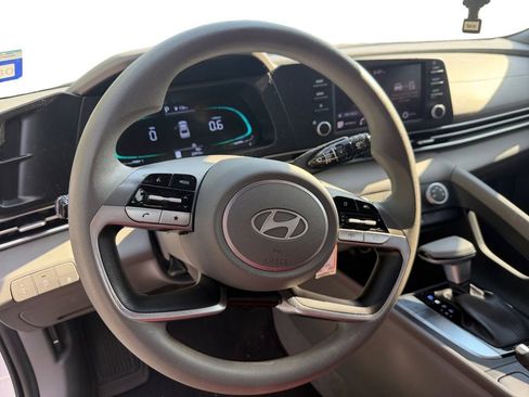 Used 2024 Hyundai Elantra SE FWD image 12