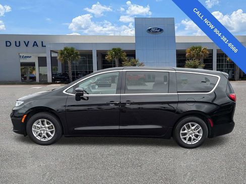 Used 2024 Chrysler Pacifica Touring-L FWD image 7