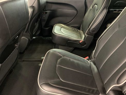 Used 2025 Chrysler Pacifica Limited image 5