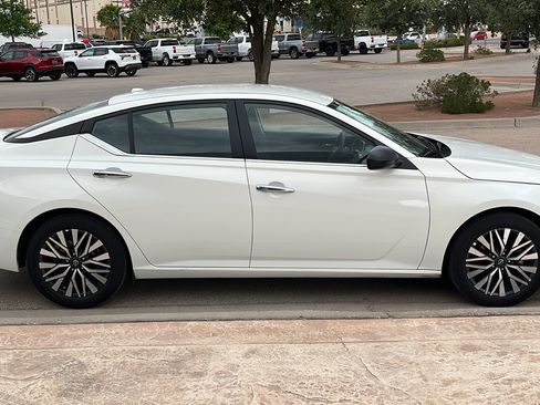 Used 2025 Nissan Altima 2.5 SV FWD image 9