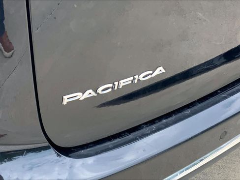Used 2023 Chrysler Pacifica Touring-L FWD image 10