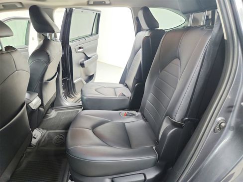 Used 2020 Toyota Highlander XLE image 34