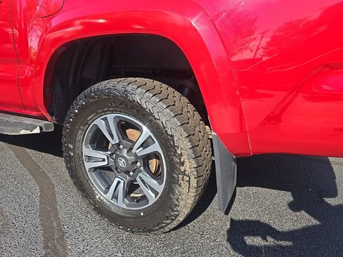 Certified 2017 Toyota Tacoma TRD Sport image 4