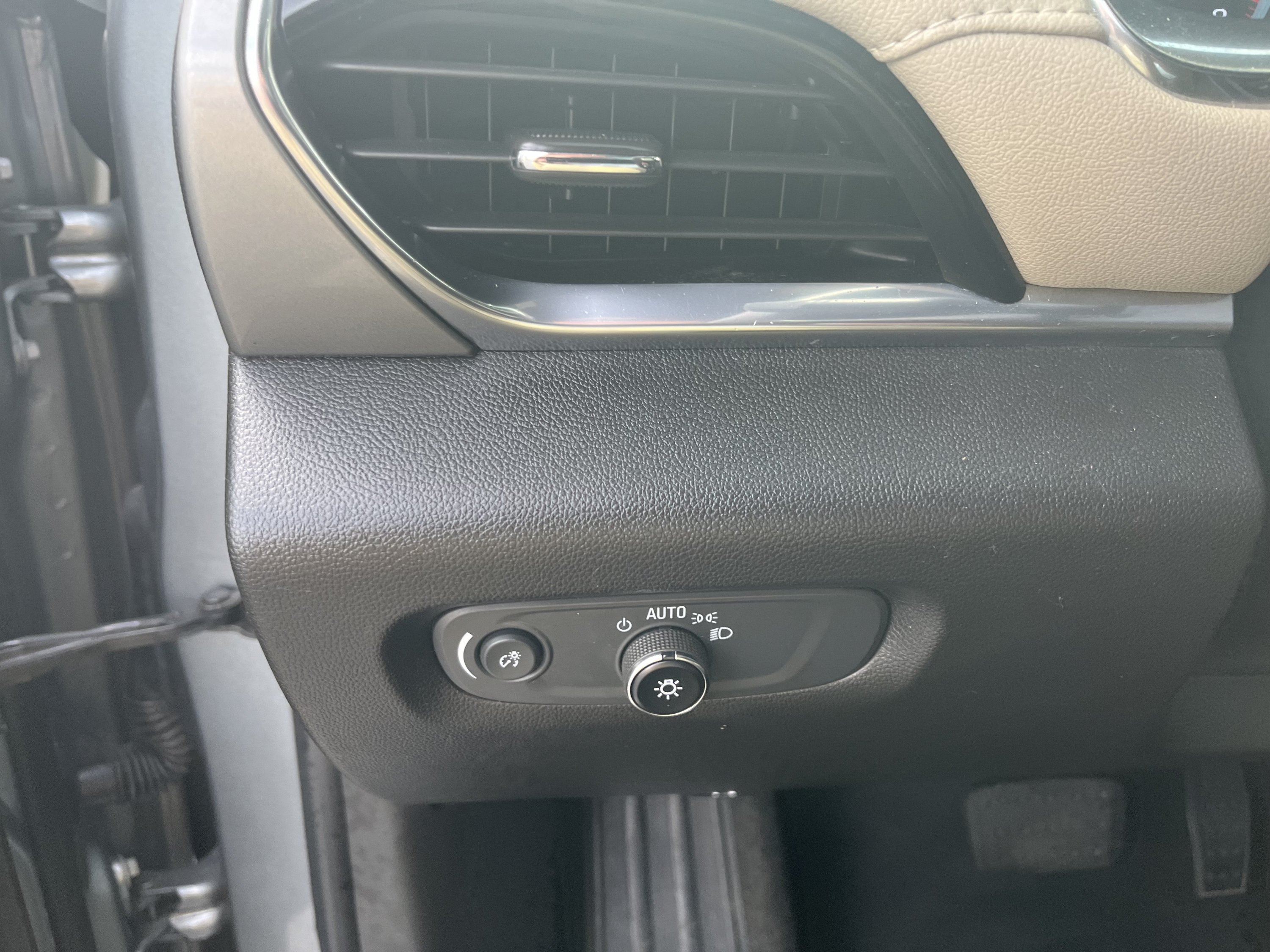 Used 2023 Chevrolet Traverse LS FWD image 16