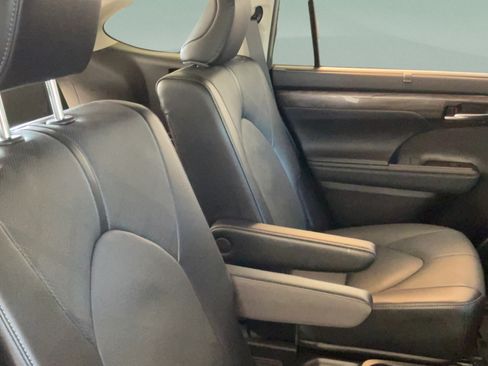 Used 2022 Toyota Highlander Platinum FWD image 32