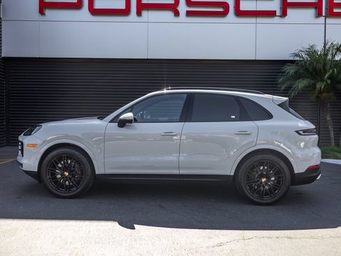 Certified 2024 Porsche Cayenne AWD/4WD image 2