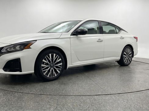 Used 2025 Nissan Altima 2.5 SV FWD image 3