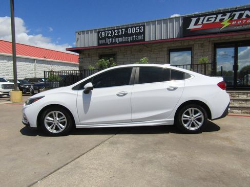 Used 2017 Chevrolet Cruze LT w/ Convenience Package FWD image 2