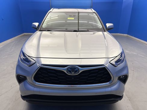 Used 2021 Toyota Highlander Limited FWD image 3