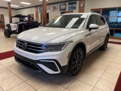 Used 2023 Volkswagen Tiguan SE w/ Panoramic Sunroof Package