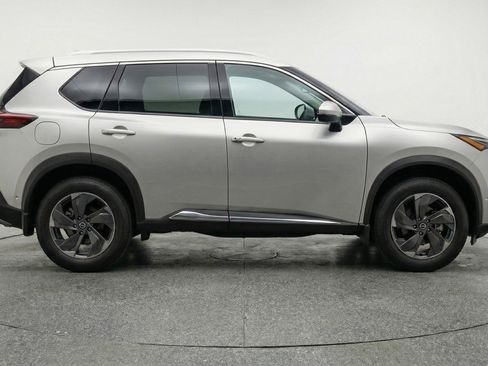 Used 2025 Nissan Rogue SV FWD image 11